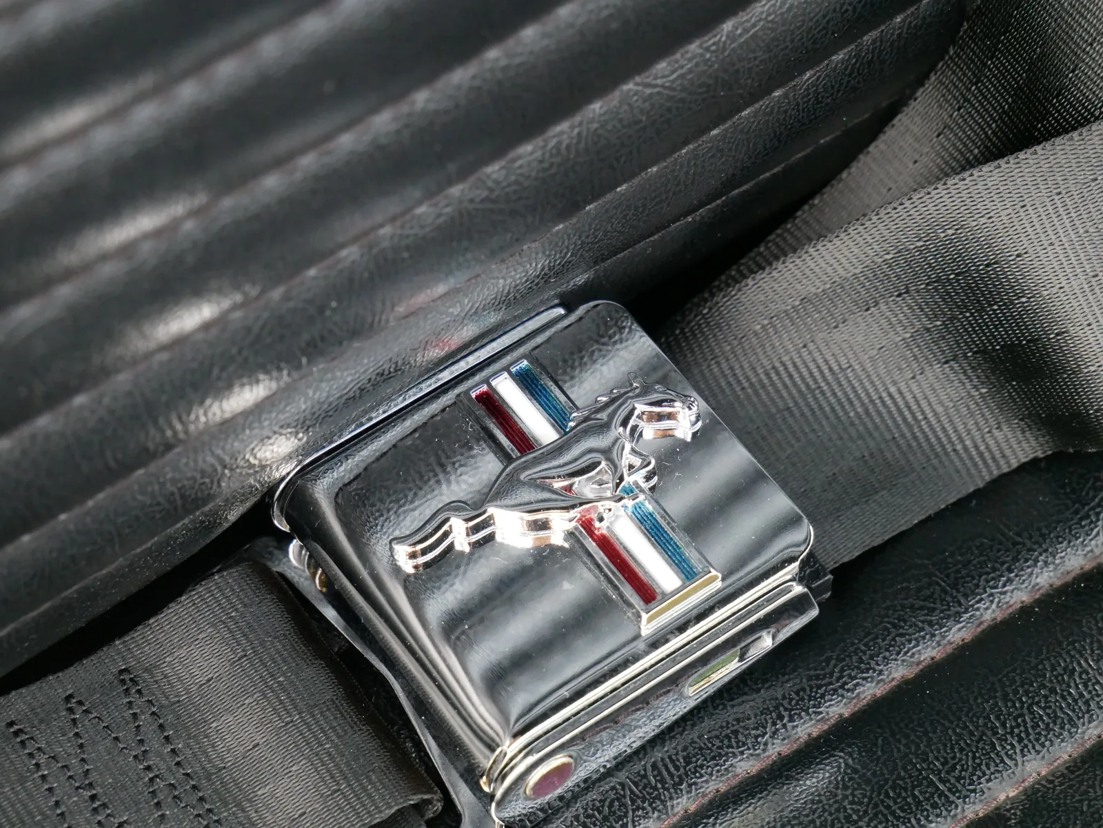 Gurtschnalle mit Mustang-Emblem