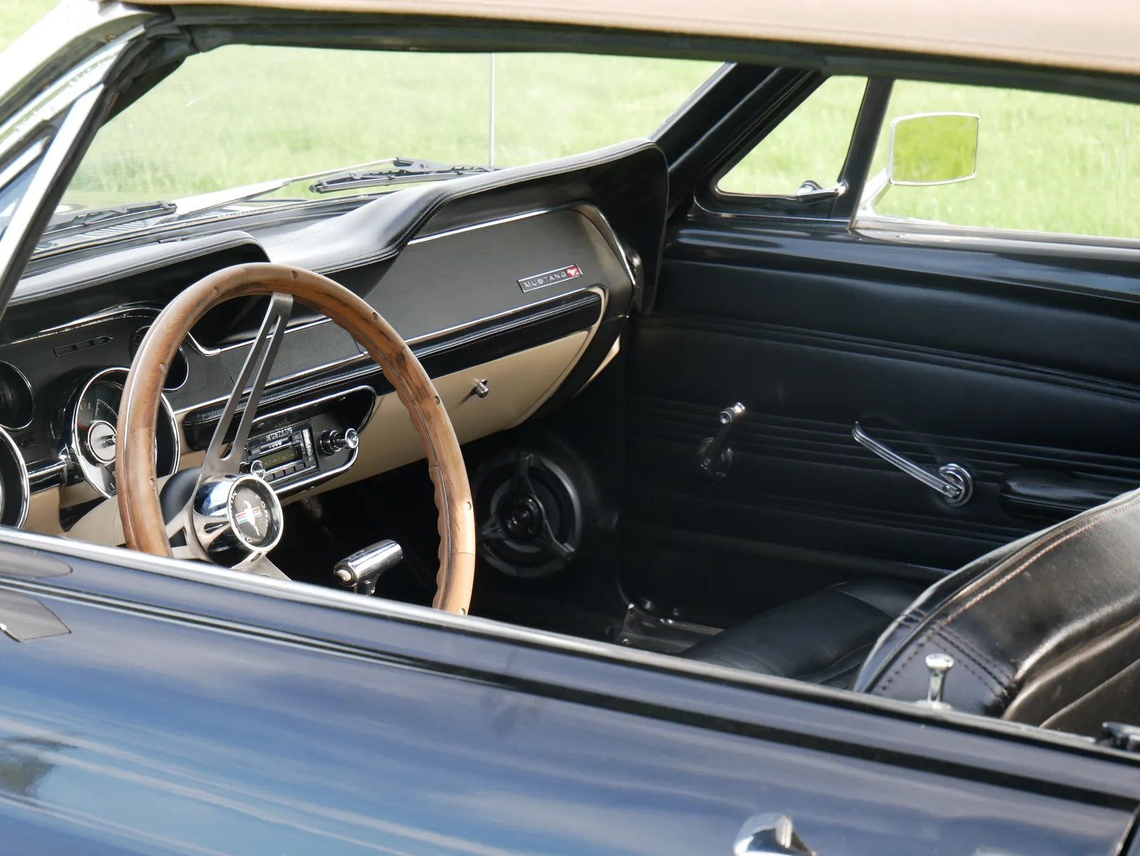 Cockpit des schwarzen Mustang mit Holzlenkrad