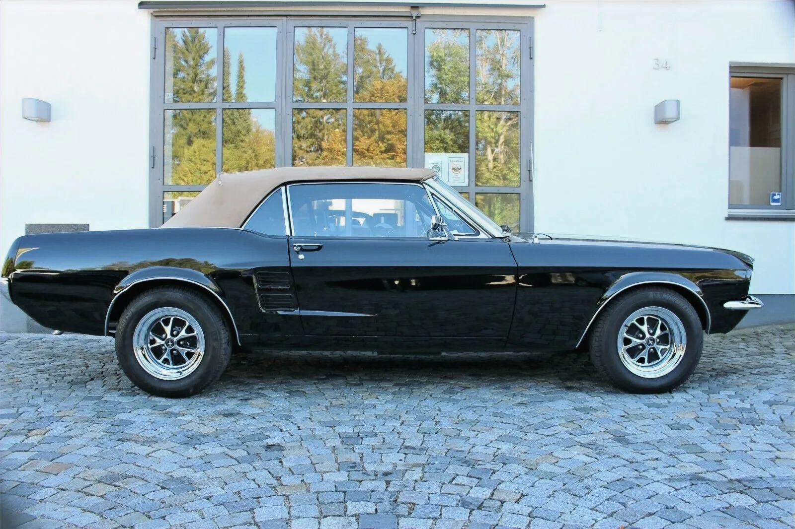 Schwarzes 68er Ford Mustang Cabrio in der Seitenansicht