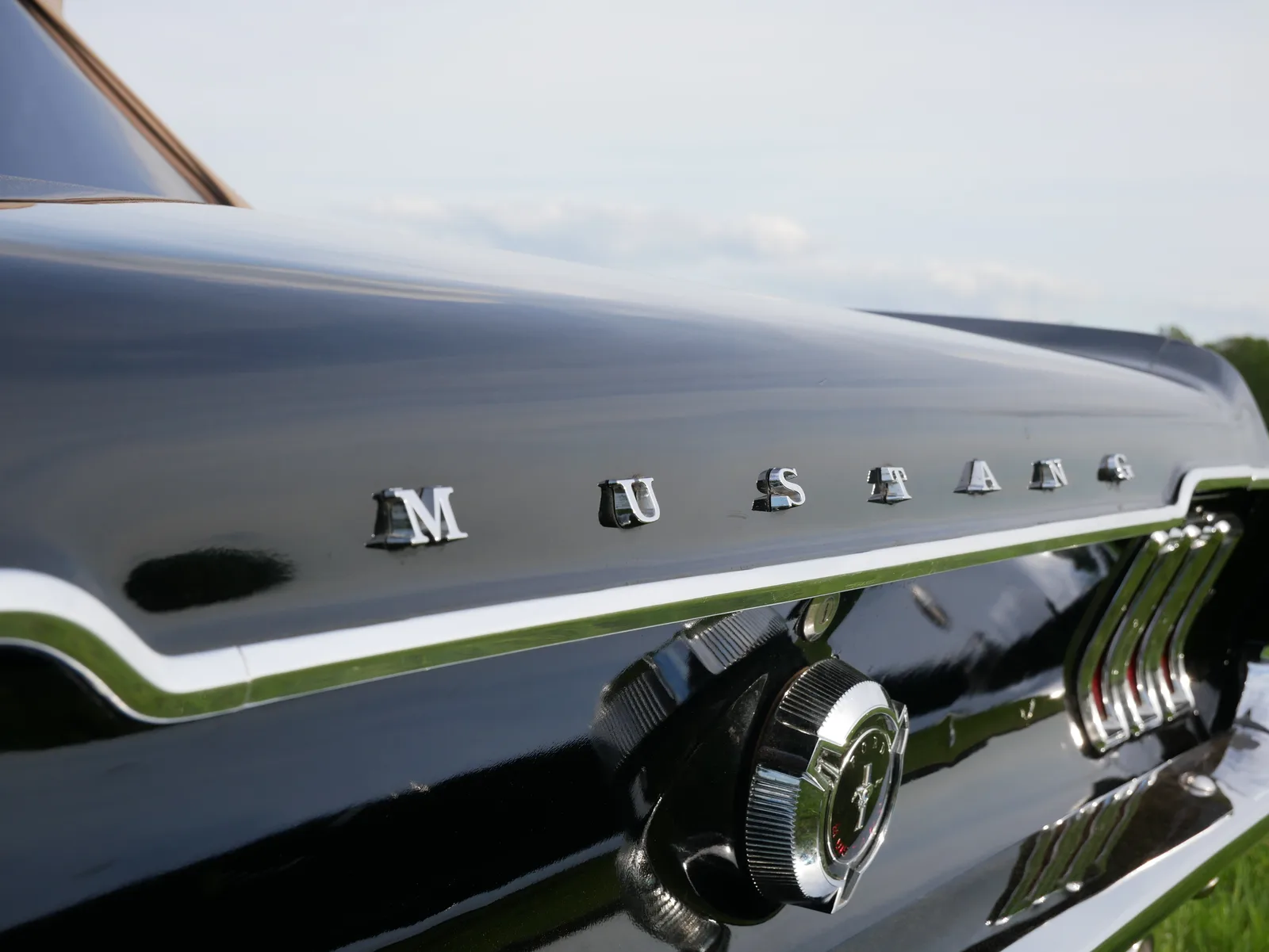Chrom-Schriftzug MUSTANG am Heck des schwarzen Cabrios