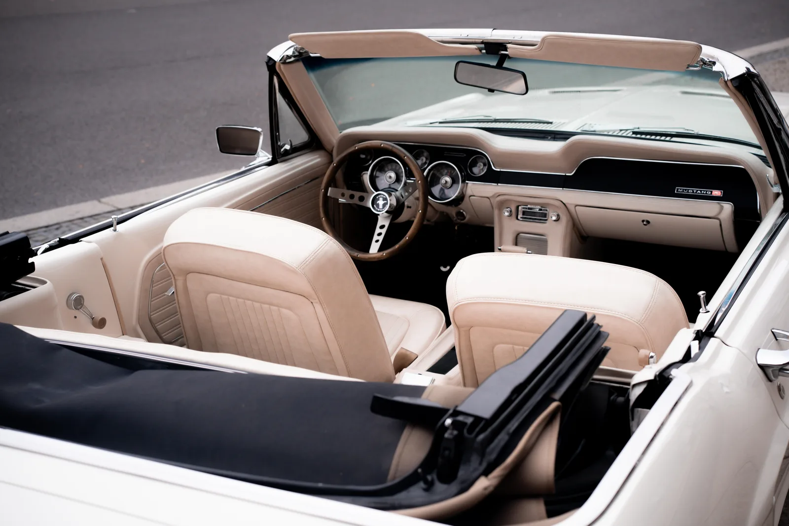 Weißes Interieur des Mustang Cabrios bei offenem Verdeck