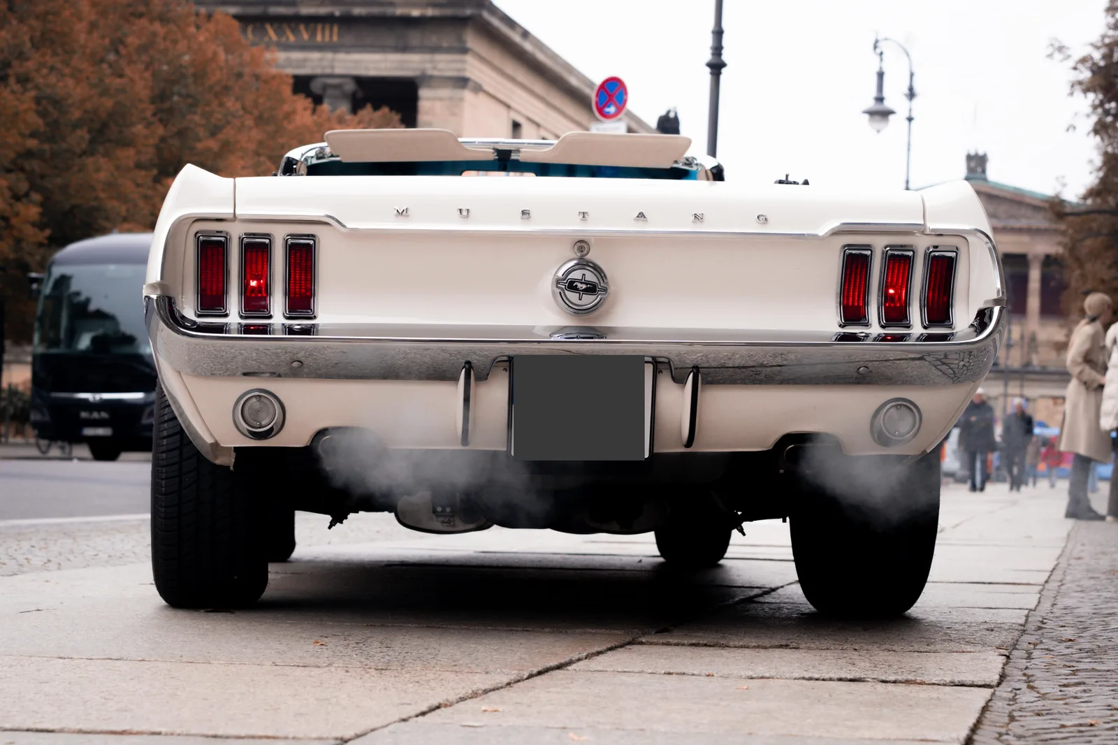 Heck des weißen Mustang in der Stadt