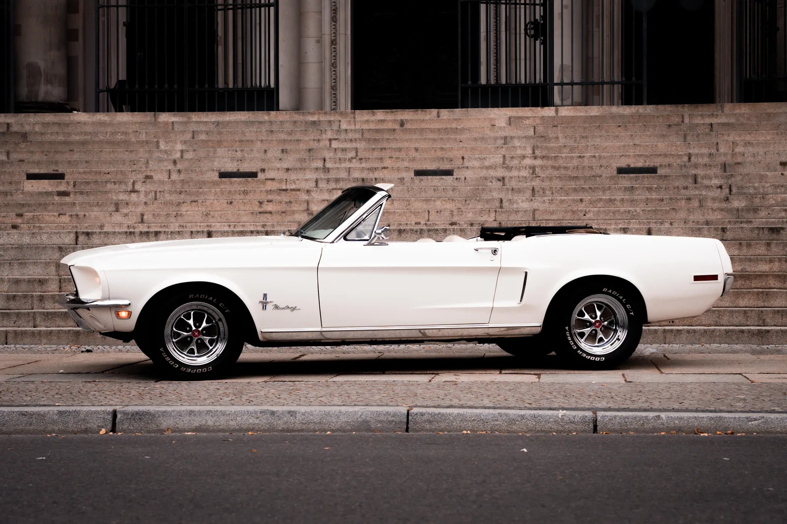 Weißes 68er Ford Mustang Cabrio in der Seitenansicht