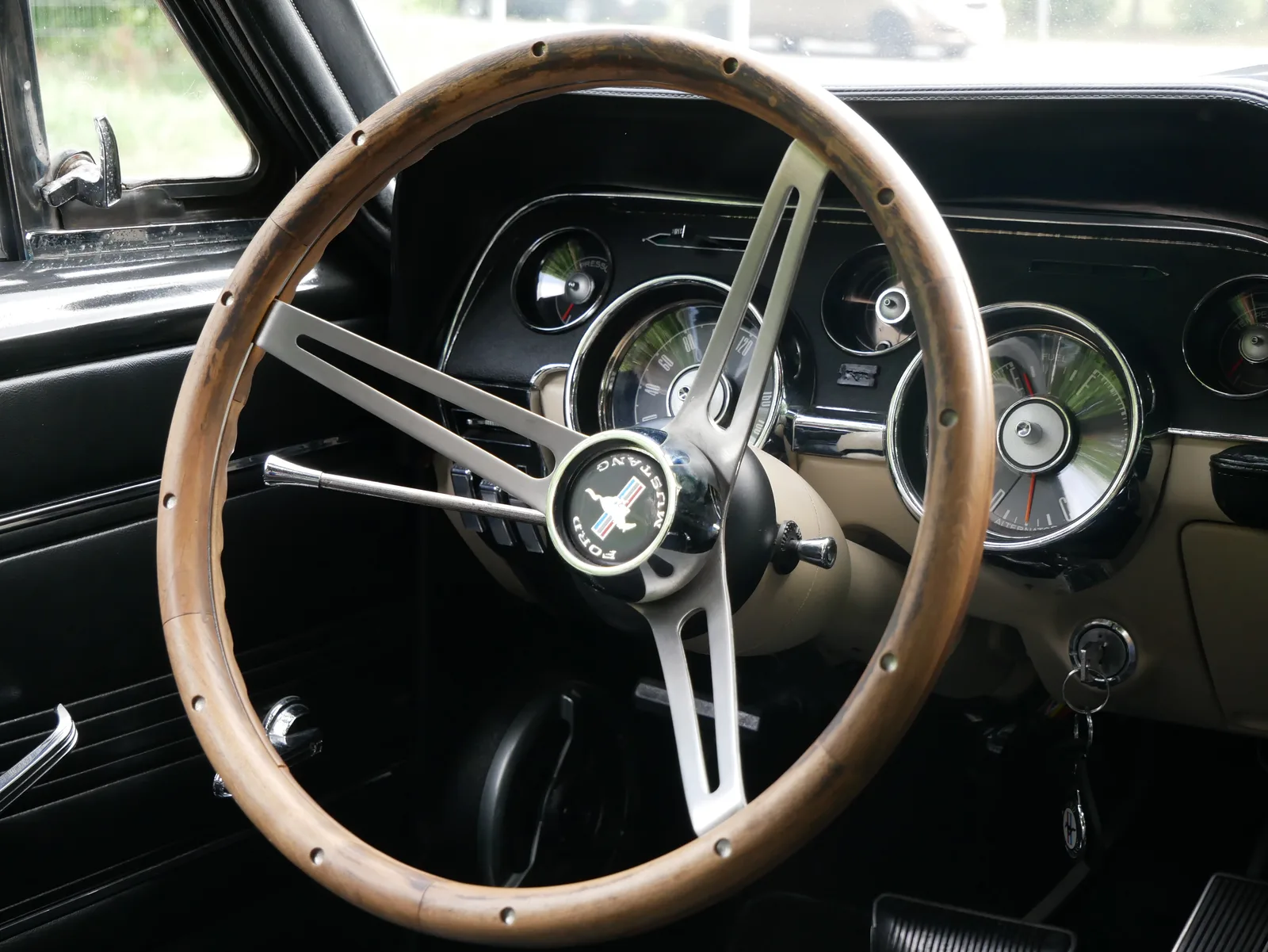 Holzlenkrad und Armaturen des 68er Mustang